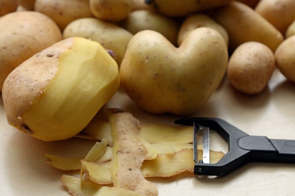 Je lepší brambory před vařením škrabat nebo ne?